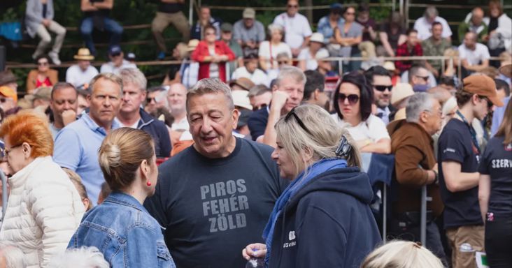 Nyilatkozatban állította Bayer Zsolt, hogy nincs köztartozása, pár hétre rá az NKA-támogatásából kétmilliót a NAV-hoz utaltak