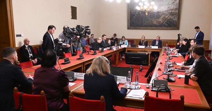 Bizottsági tagságáról való lemondásra szólították fel a KDNP-s parlamenti képviselőt