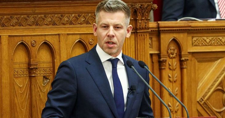 A parlament előtt az első tiszás költségvetés: duplázódó családi pótlék, béremelések és új vagyonadó