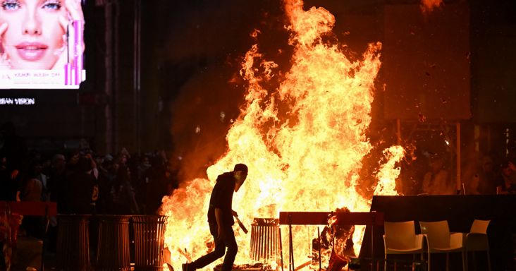 Olaszországban is eldurvultak a tüntetések, csatatérré változott Milánóban a Dóm tér