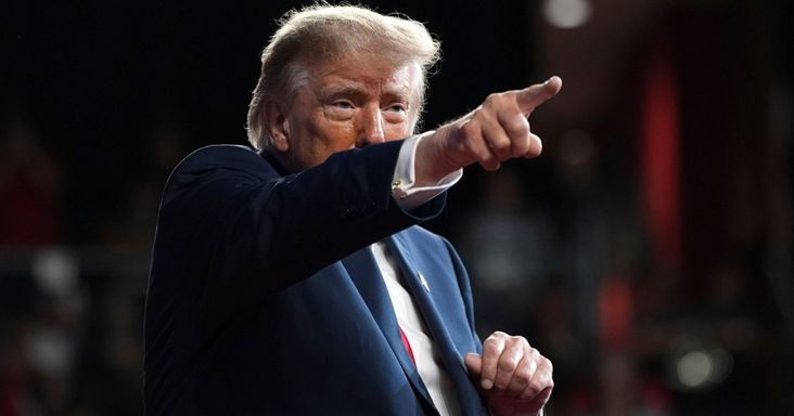 Trump bedobta a politikai bombát, Clintonék neve is előkerült