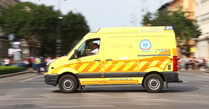 Élet és halál a 42-es főúton: kegyetlen baleset után élesztettek újra egy nőt, egy másik sofőr meghalt – részletek