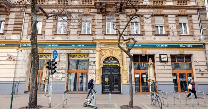 Hajszálon múlott a tragédia: Az emeletről ugrott a bulizók közé egy fiatal a Morrison's 2-ben – videón ahogy becsapódik