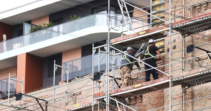 A nagyvállalkozók zaklatása helyett lenne elég feladata a kormánynak