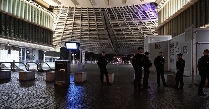 Rendőrjárőrök felügyelik Párizs utcáit az éjszakai kijárási tilalom idején