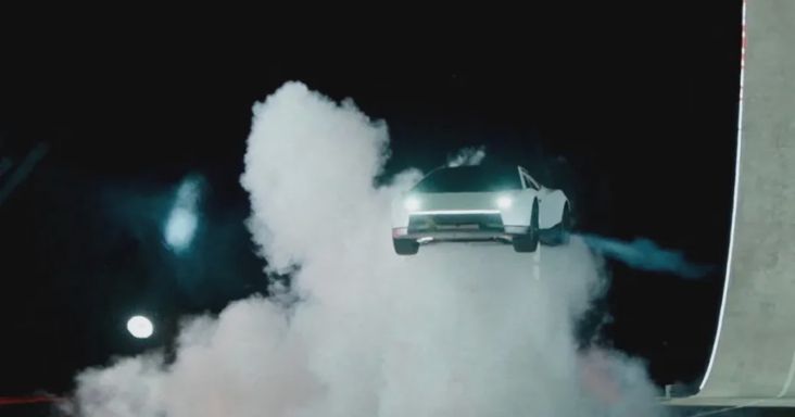A Tesla bemutatta új sportautóját, ami Elon Musk szerint repülni is tud