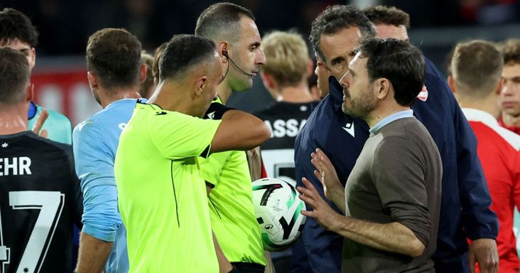 A VAR szégyenítette meg a bírót, aki a vétlen csapatot akarta megbüntetni