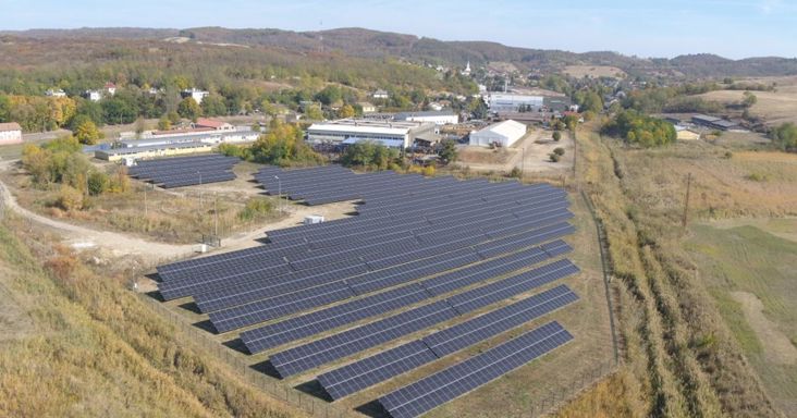 Nógrádban építi gigantikus erőművét a budapesti metrókat is gyártó óriásvállalat: elképzelni is nehéz, mennyi energiát termel az Alstom komplexuma – képen a mátranováki napelempark