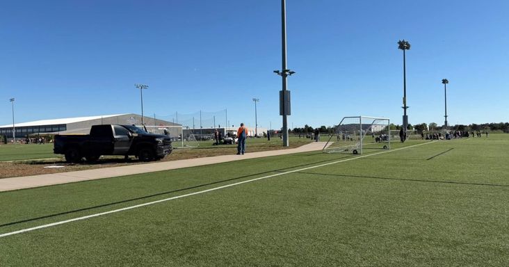Tragédia a futballmeccsen: két embert ölt meg a pályára hajtó autó
