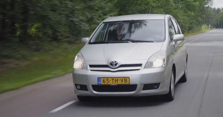 Meglepő dolog történt, amikor 999 999 km-hez ért egy Toyota számlálója