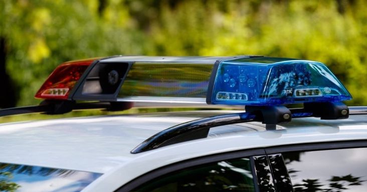 Csókért cserébe simította volna el egy civil ruhás rendőr a 17 éves lány ügyét – azonnal feljelentést tettek