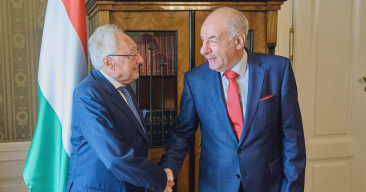 A megbízatása már lejárt, de öt éven át kapott még havi 4,5 millió forintos fizetést az Orbán Viktor bankáraként is emlegetett volt svájci nagykövet