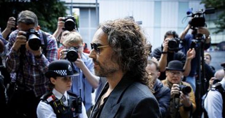 „Gyakorlatilag megerőszakolt, tudom, hogy ez történt” – folytatódik Russell Brand pere