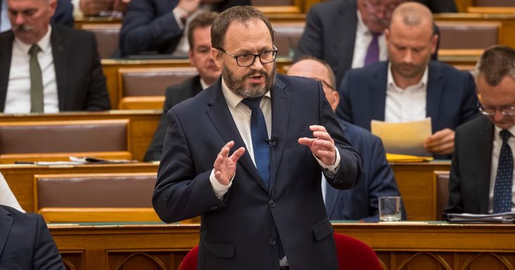 Elfogadták a 2026-os költségvetés módosítását: 7,5 százalékra ugrik a hiánycél