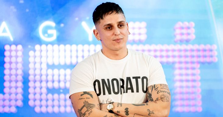 Aurelio keményen odaszólt: „Hálát adok, hogy nem vagyok egy junky, füst szagú, sört zabáló lúzer”