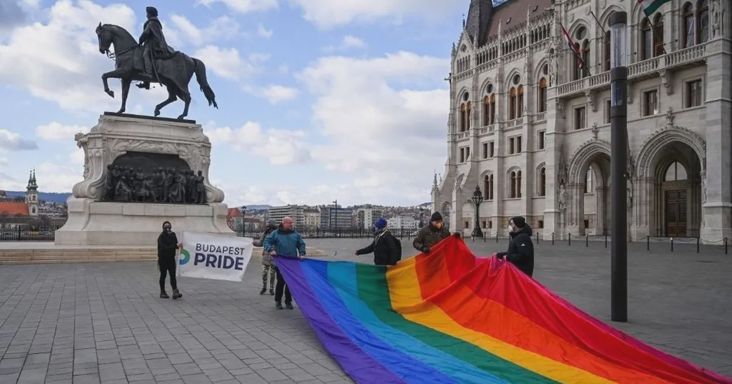 „Eladták a gyerekeinket, abnormális, amit a kormány művel” – Kiakadtak a szülők a tiszás gendertörvény miatt