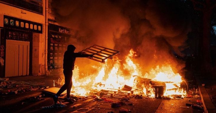 Lángba borultak az utcák, elszabadult a düh Európában: már több országban is összecsaptak a tüntetők a rendőrökkel, egyre nagyobb a felháborodás a megélhetési válság miatt