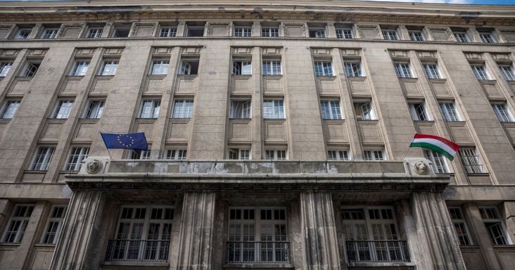 Megjelent egy üzenet az Oktatási és Gyermekügyi Minisztérium épületén 23-ára virradó éjjel - fradisták rakták ki, ez áll rajta