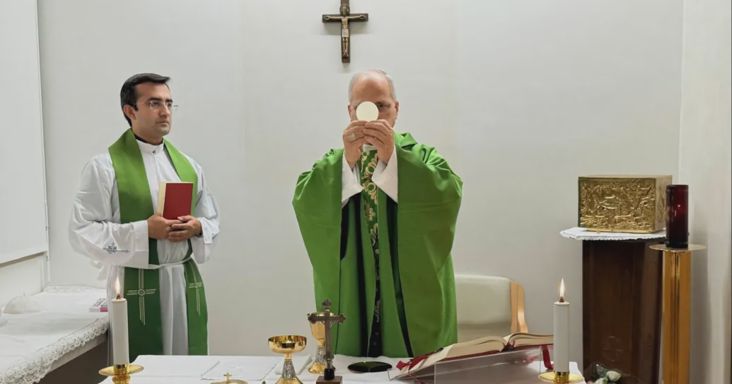 Kedden műtötték, pénteken már misét celebrált a pápa