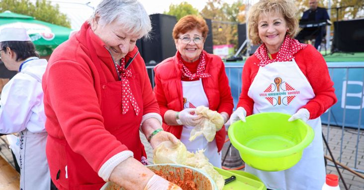 Nem csak a kolbász van főszerepben: rotyogtak a bográcsok a Csabai Kolbászfesztiválon – galériával