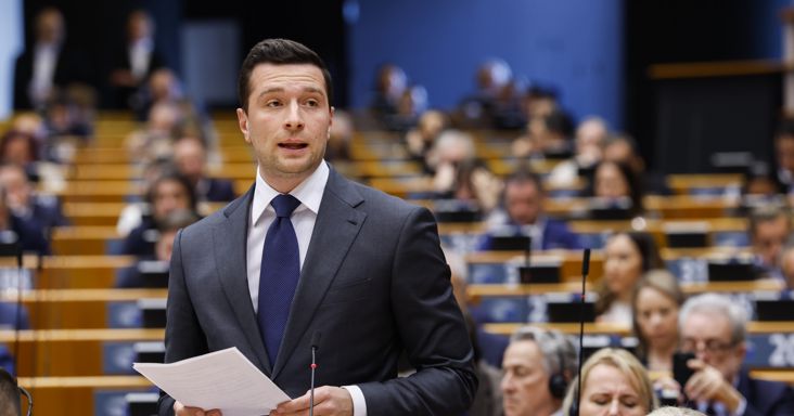 Razziáztak Orbán Viktor uniós pártszövetségeseinél