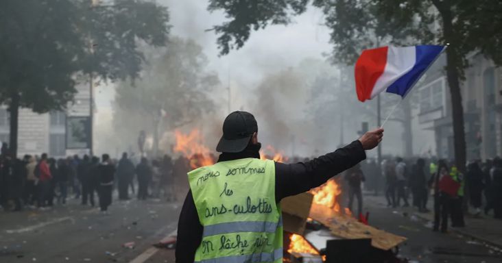 Ez a tüntetés már arról szól, hogy az államnak többet kell költeni a polgáraira – a radikális baloldaltól várják a változást az utcára vonuló franciák