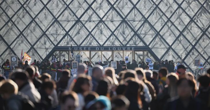 A Louvre bejáratát is eltorlaszolták a párizsi tüntetők