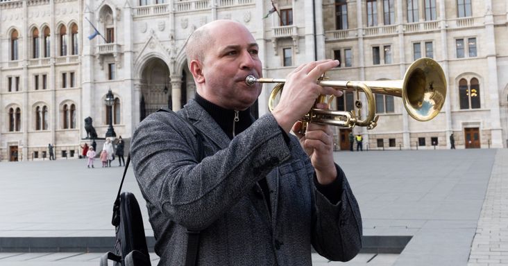 Szabó Bálint a parlamentből jelentkezett be: kiderült, ki segített neki bejutni