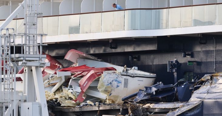 Drámai baleset: két konténerhajónak csapódott a több ezer utast szállító óceánjáró – videók
