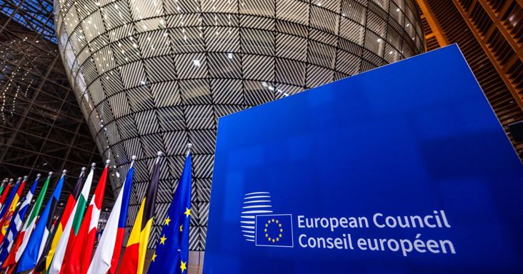 Pattanásig feszült a helyzet Brüsszelben: politikai csatatérré válhat az EU-csúcs, Trump is olajat öntött a tűzre – napi egymilliárd euró a tét