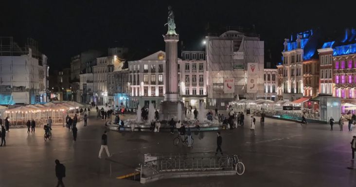 Forrong Franciaország: éjszakai korlátozásokat vezettek be, a rendkívüli állapot is szóba került