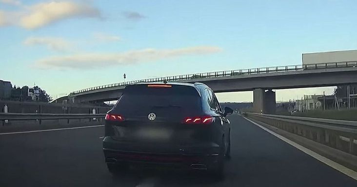 Videón a brutális támadás, nőre és kislányára támadtak az autópályán