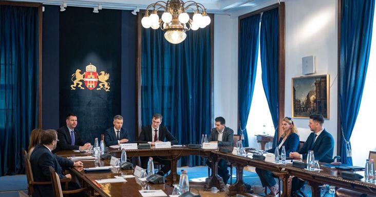 Szepesfalvy: Többet vesz el egyik kezével a kormány, mint amennyit a másik kezével ad