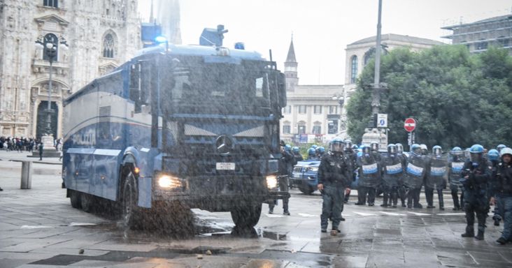 70 ezer rendfenntartó, páncélozott járművek – brutális készültség Franciaországban
