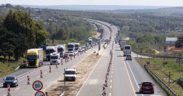 Győzött a józan ész: úgy tűnik, mégsem lesz torzó az M1-es autópályából, Vitézy Dávid részben megkegyelmezett Mészáros Lőrincnek – „Nem gondoljuk, hogy a beruházás leállítására szükség lenne”