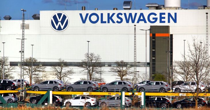 Valóságos sokk a Volkswagennél: valóra válhat a dolgozók legrosszabb rémálma – 2030-ig befagyaszthatja a fizetéseket a német autóipari óriás