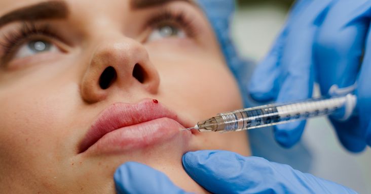 Képzettség nélkül töltötte fel az ajkakat, és végzett különféle beavatkozásokat egy nő Dunakeszin: közzétették az árlistáját