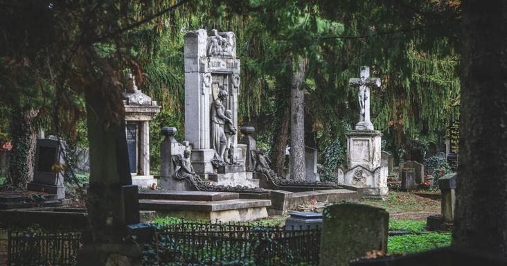 Útlezárások és megállási tilalmak nehezítik a halottak napja miatt a hétvégi közlekedést Budapesten