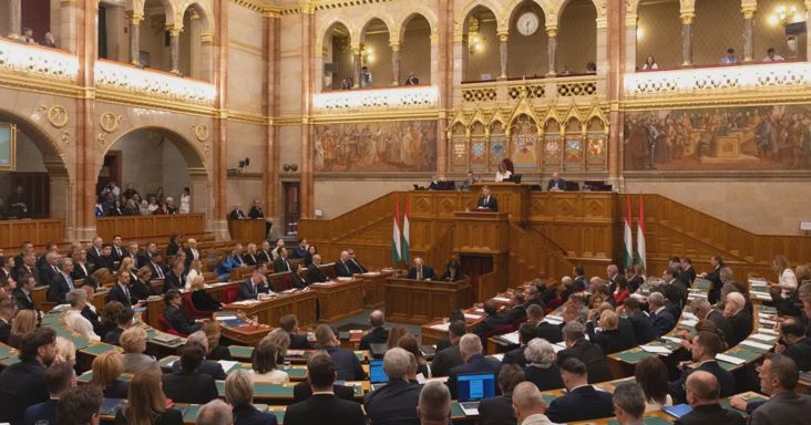 Magyar Péter bemutatja a jövő évi költségvetést a parlament hétfői ülésén