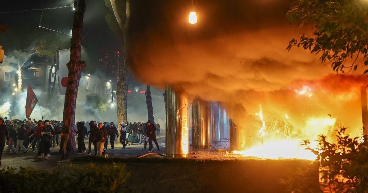 Tirana lángol, estig sem álltak le sem a tüntetés után romboló és gyújtogató diákok, sem a keményen reagáló rendőrök