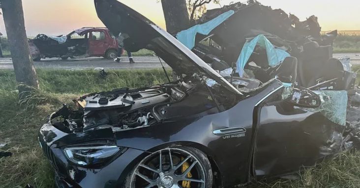 Az Audi vezetője szerint 90-nel ment, mielőtt elé kanyarodott a Suzuki, a szakértő szerint közel 200-zal