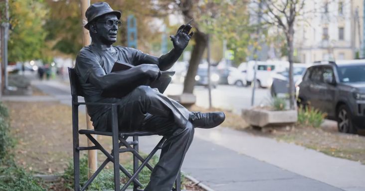 Felavatták Fábri Zoltán filmrendező szobrát a Nemzeti Filmintézet előtt