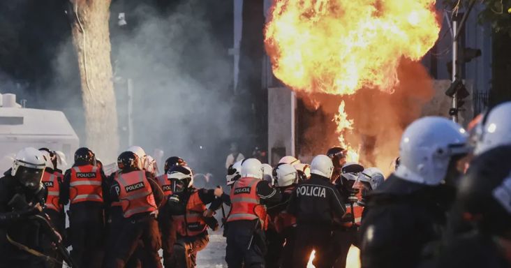 A francia mintát követik Albániában, ötödik napja ostromolják a minisztériumokat