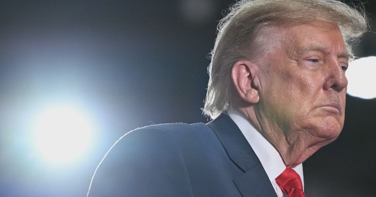 Rónay Tamás: A szorult helyzetbe került Donald Trump feladta a nem létező elveit néhány tonna gázolajért