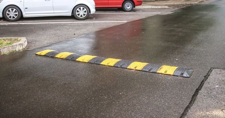 Ezt jobb, ha tudja! Új sebességcsökkentő bordákat szereltek fel az egyik nyíregyházi utcában