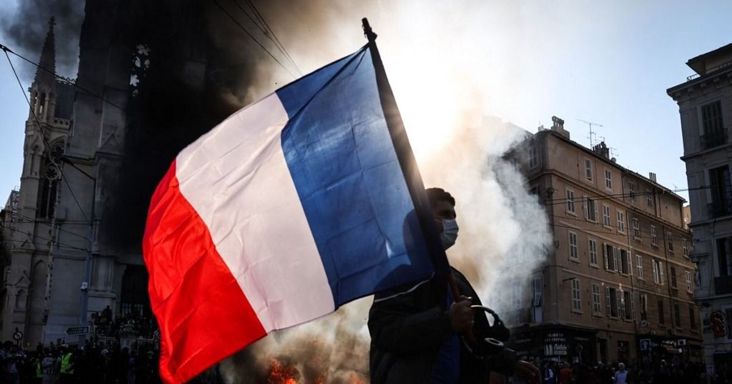 Francia zavargások: országszerte elszabadult a pokol, felgyújtottak egy városházát, Macron válságtanácskozást tart a példátlan pusztítás után - "kudarcot vallott az állam"
