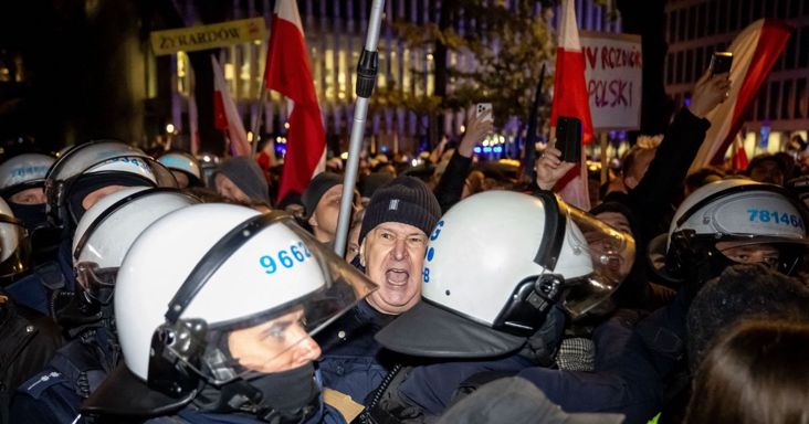 Sokkoló, ami az éjjel Lengyelországban történt: Nawrocki áttört a rendőrsorfalon, elképesztő jelenetek alakultak ki az Alkotmánybíróság megostromolt épületében – "Ezek banditák"