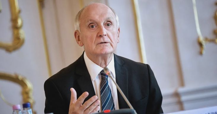 Baka András vértelen forradalomról beszélt, és az előző rendszer lebontását sürgette