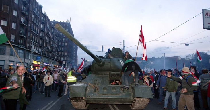 Brutális rendőri oszlatás Budapesten, egy megalázott rendőr is belehalt, az igazi felelősök mind megúszták - Révész Máriusz vallomása a rémálomról