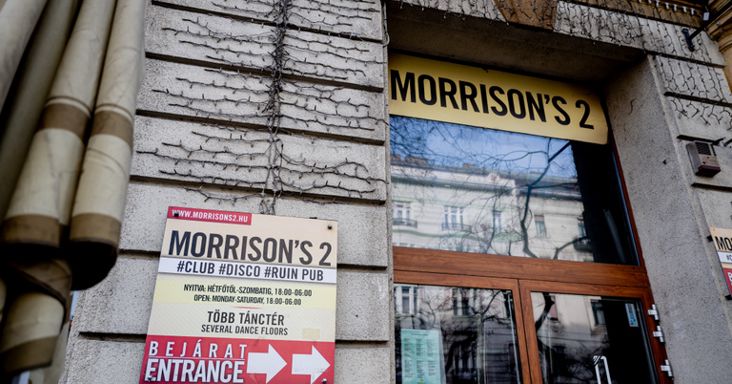 Az emeletről ugrott a bulizók közé egy fiatal a Morrison’s 2-ben
